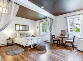 10 min to Mountains Queen Bed Woodstock Suite