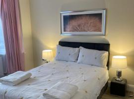 4 Bed Family Home: Woodford Green şehrinde bir otoparklı otel