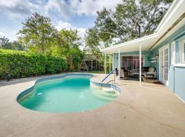 Sunny Florida Retreat with Pool, Near Busch Gardens!, hotell med parkeringsplass i Palm Harbor