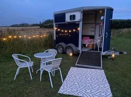 Glamping with a twist, camping de luxo em Charlton