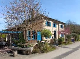Ille Flottante, Maison éclusière et hébergements insolites sur le canal