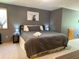 Urban Farmhouse- KING bed!, family hotel in Corvallis