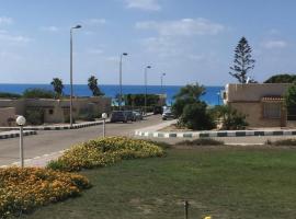 Chalet in Zahraa Village at North Coast 30 Minutes away from New Alamein City, parkimisega hotell sihtkohas Dawwār ‘Abd al ‘Aţī Abū ‘Ajūz