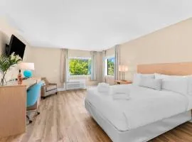 Gold Coast Inn Breathtaking Sunsets Standard Lake View Room 105