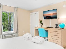 Gold Coast Inn Breathtaking Sunsets 2 Bdr Garden View Deluxe Suite 209、トラバースシティのホテル