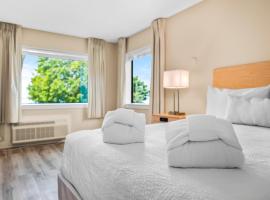 Gold Coast Inn Breathtaking Sunsets Corner Lake View Room 201 – hotel w mieście Traverse City