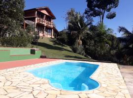 Casa com churrasqueira piscina privativa em São Pedro da Serra - Perto de Lumiar, hotel in Nova Friburgo