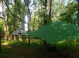 D'En Haut tentes suspendues, luxe tent in Saint-Pardoux