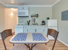 Pet-Friendly Fayetteville Getaway Near Hiking!, ξενοδοχείο σε Fayetteville