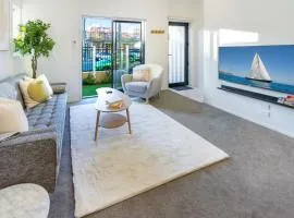 Large trendy 3 Bedroom Residence, Central City