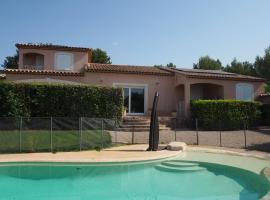 Premium villa with garden and private pool, Lambesc, vacation home in Lambesc