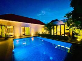 E villa near bangtao beach ,普吉高端社区邦涛区度假村私人泳池别墅, holiday rental in Bang Tao Beach