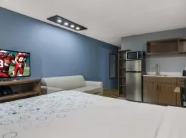 HomeTowne Studios by Red Roof and Conference Center Chicago - N Aurora Naperville