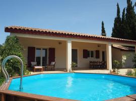 Pretty modern holiday home with pool and views of the vineyards, Domazan, hotel econômico em Domazan