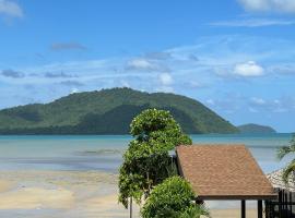 Chalong Bay Oceanview Pool villa Rawai Phuket، فندق مع موقف سيارات في Ban Saiyuan (1)
