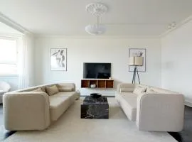 Beautiful 3 Bedroom Apartment Near Shopping & Metro