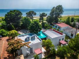 TWINS Sea Front Villas, holiday home in Nea Kalikratia
