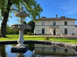 Highfield Hall, hotel in Mold