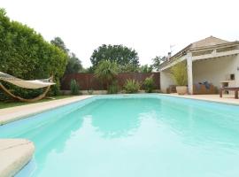 La Lézarde, hotel with pools in Saint-Victor-la-Coste