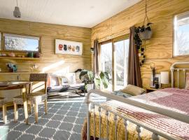 Escape to a Peaceful Eco Studio in Private Garden, apartamentai su virtuve mieste Yapeen