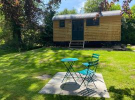 Lingfield Shepherds Hut, campsite in Blindley Heath