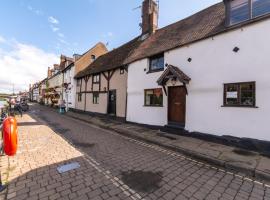 Bewdley River Cottage - Free private gated parking for 2 cars - River front location, holiday home in Bewdley