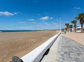 2BR Terrace Home - 10 min walk to the Beach