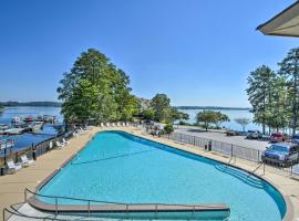 Charming Salem Townhome with Deck Near Lake Keowee, готель у місті Salem