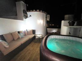 "Rooftop One" jacuzzi - plein sud - 2 chambres sur les canaux, spa hotel in Empuriabrava