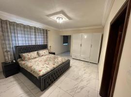 After 5 Apartment 1- 3 spacious en-suite bedrooms, alquiler vacacional en Freetown