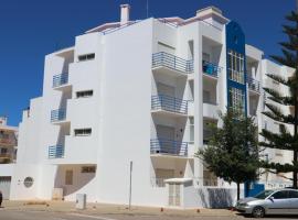 Lovely 4-Bed Apartment in Estombar, hotell i Estômbar