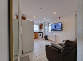 Nice Living Serviced Accommodations 8 (Entire 2 Ensuite Bedroom House), casa o chalet en Coventry