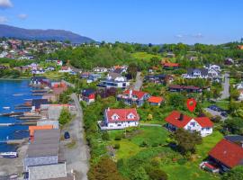 4 Bedroom Cozy Home In Stord, holiday home sa Stord