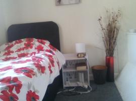 Small but bright single room not far from City Centre, homestay di Leicester