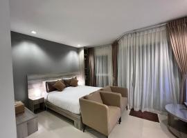 Grandblue Condominium#702 Seaview TopFloor MaePim Rayong, hotelli kohteessa Mae Pim