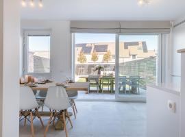 Modern house JULIE with spacious garden and garage, feriebolig i Middelkerke