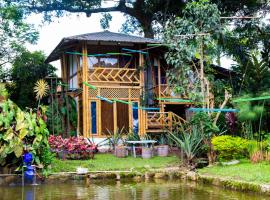 CASA DEL ÁRBOL, Romántico, Piscina, en Chinauta, el mejor clima, hotel in El Michú