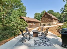 Hickory Hideaway Patio Paradise with Community Pool, pet-friendly hotel in Hickory