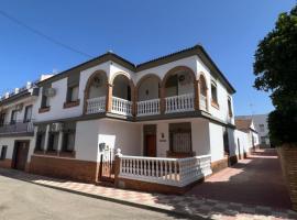casa grande en Córdoba, pueblo de la Victoria , 6 dormitorios, povoljni hotel u gradu 'La Victoria'