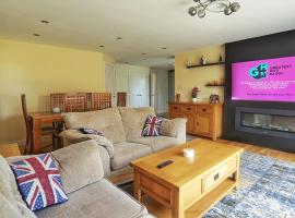 Warm and Spacious 4BD Family Retreat with Garden, cottage in Plymouth