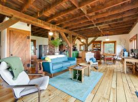 Breathtaking Mtn Views Stylish Rustic Retreat!, hotel v destinaci Bennington