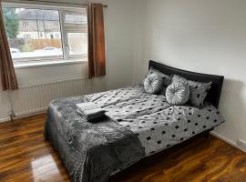 Good priced double bed in Hayes, habitación en casa particular en Northolt