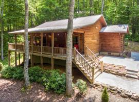 Great Smoky Mountains Cabin near Cashiers, NC!, отель в городе Glenville