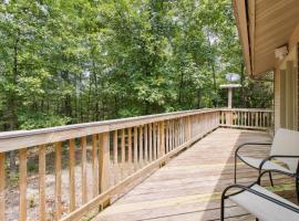 Serene Yellville Retreat 85 Acres of Woodland!, hotel in Cotter