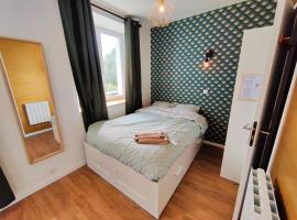 Chambre Iroise avec salle de bains privative dans une résidence avec salon et cuisine partagés, location de vacances à Brest