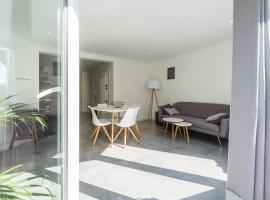 Luxury apartment with free parking, hotel a Oostende