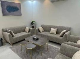 دور أرضي بمدخل سيارة خاص VIP, cottage in Az Zulfi