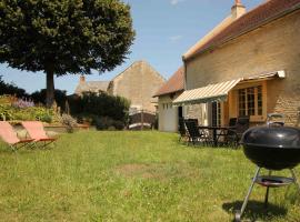 Maison de caractère Caprice Normand, jardin clos, 7min à pied des plages, hotel in Langrune-sur-Mer