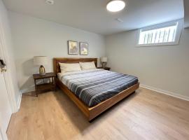 Letitia Heights !A Spacious and Quiet Private Bedroom with Shared Bathroom, ξενοδοχείο σε Barrie