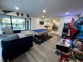 Modern Tropical Oasis with Arcade, HotTub & MiniGolf, hotel met jacuzzi's in Hollywood